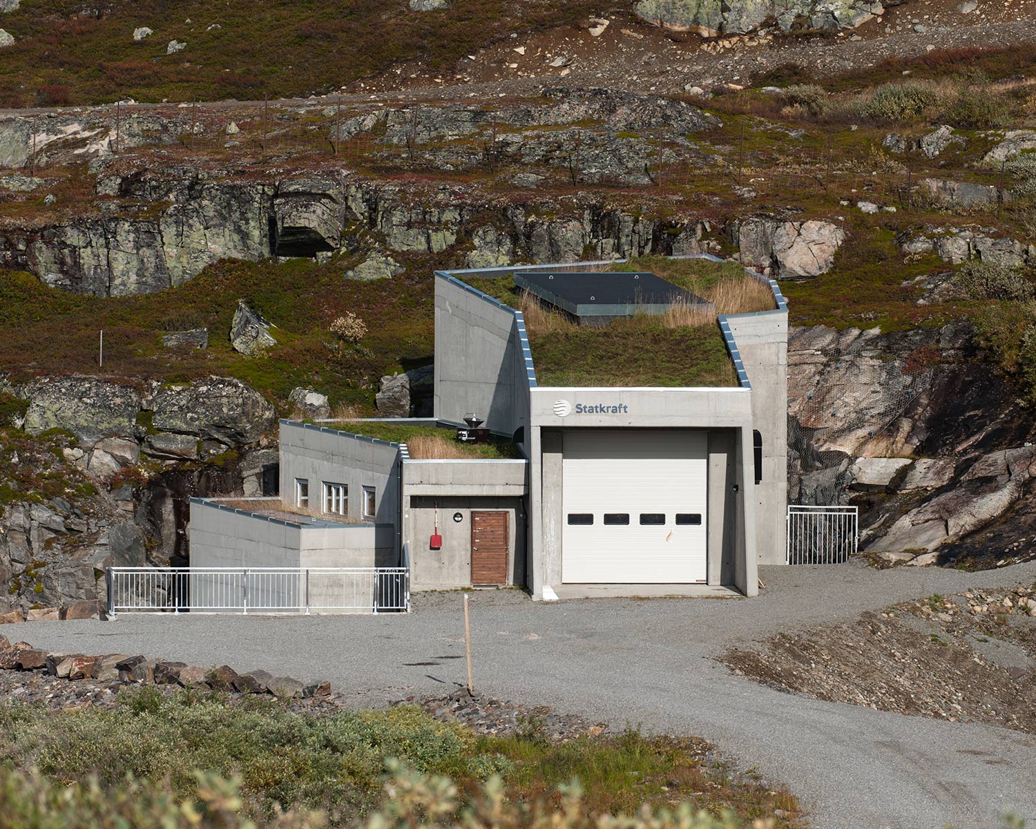 Sylsjø power plant from a distance. 